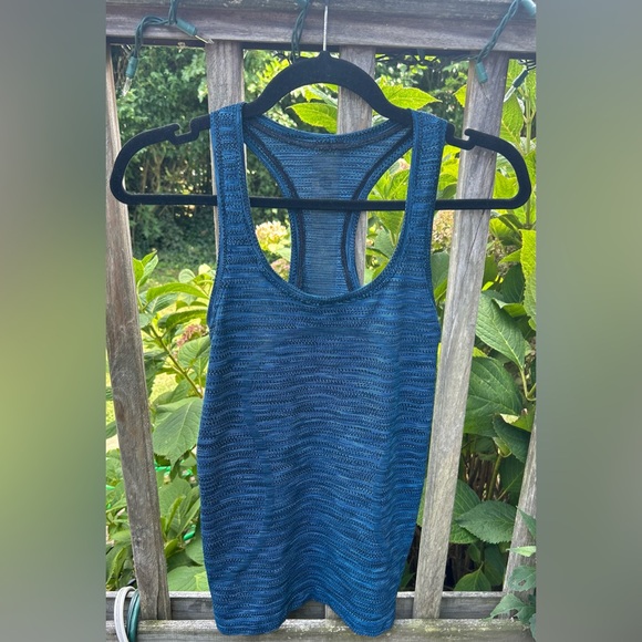 Lululemon Swiftly Tech Racerback. Size 4 - Picture 3 of 5
